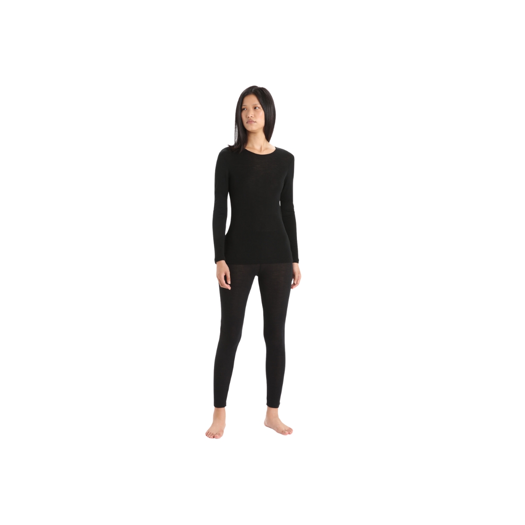 le haut couche de base ICEBREAKER  à col rond everyday long sleeve crewe 175 en mérinos porter par une femme de couloir noir vue de face de la tête au pied