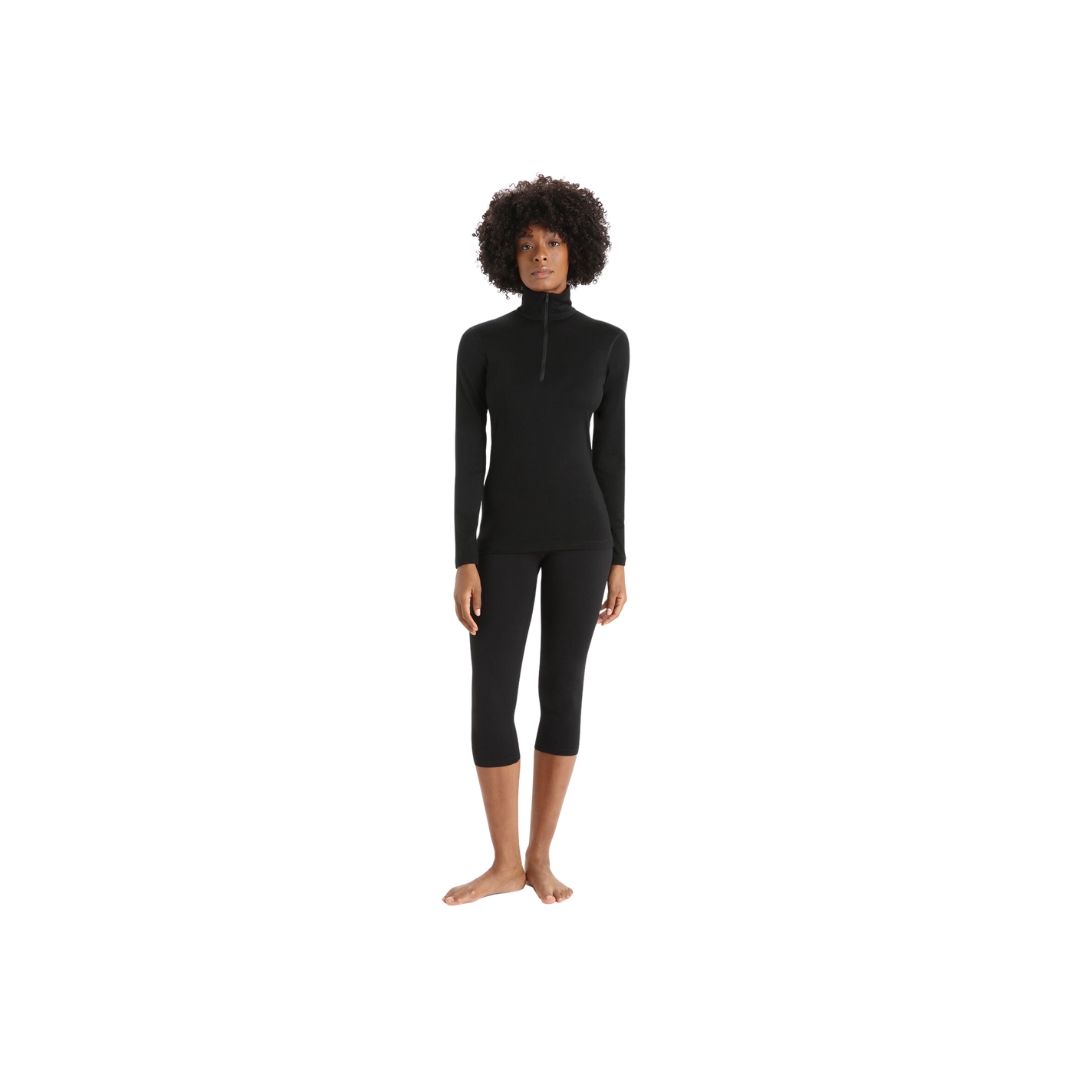 HAUT COUCHE DE BASE ICEBREAKER OASIS LONG SLEEVE HALF DEMI GLISSIÈRE 200 EN MÉRINOS porter par une femme le haut de couloir noir vue de face de la tête au pied les bras allonger au corp