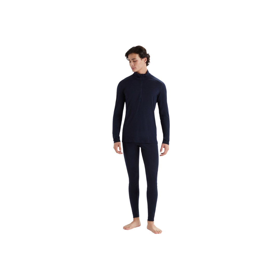 HAUT COUCHE DE BASE ICEBREAKER OASIS LONG SLEEVE HALF DEMI GLISSIÈRE 200 EN MÉRINOS POUR HOMMME de couloir Midnight Navy vue sur le haut bleu foncé porter par un homme de face vue de la tête au pied