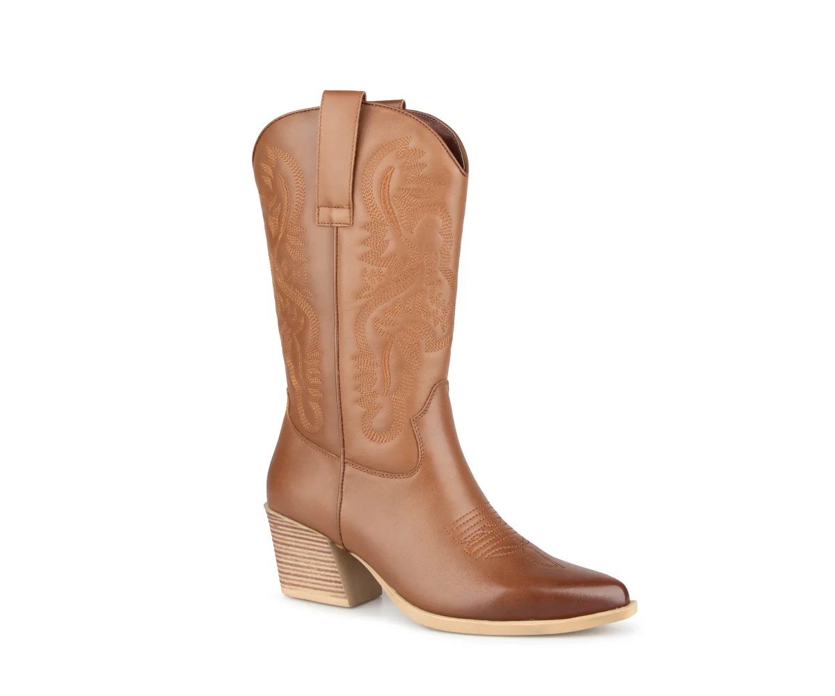 Botte de cow-boy marron avec surpiqûres couleur fauve, bout pointu, broderie décorative sur la tige et talon bloc superposé. La botte est représentée de biais sur un fond blanc.