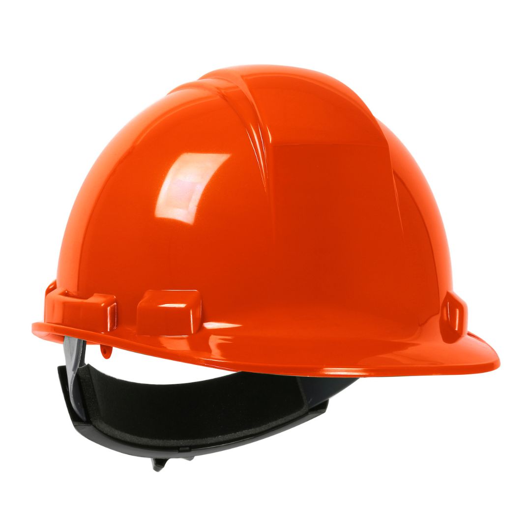 Un casque de chantier orange avec une sangle réglable noire, présenté sur un fond blanc.