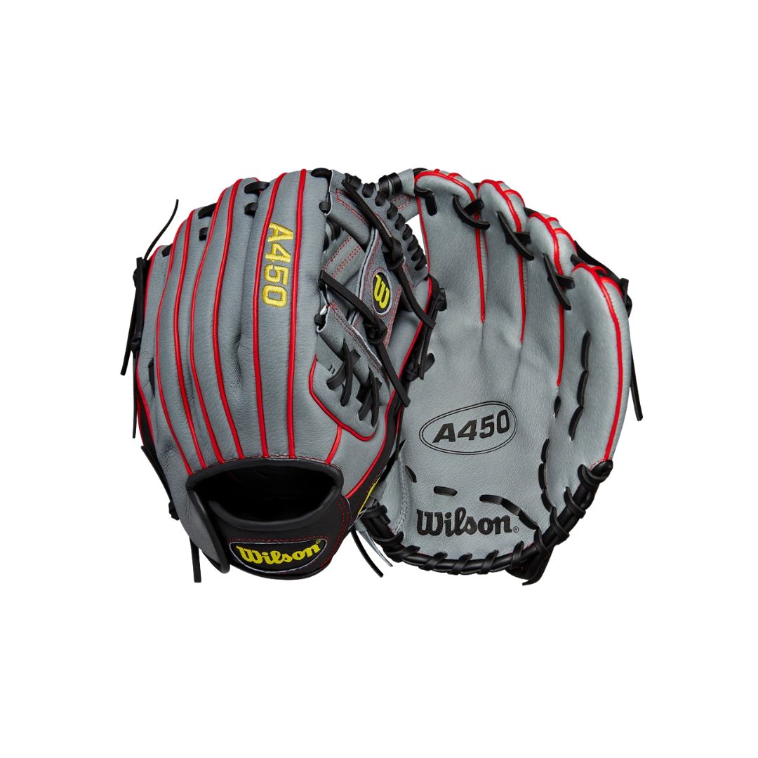 Deux gants de baseball Wilson A450 LHT gris avec des accents rouges et un laçage noir sont présentés - une paume vers le haut, l'autre montrant le dos.