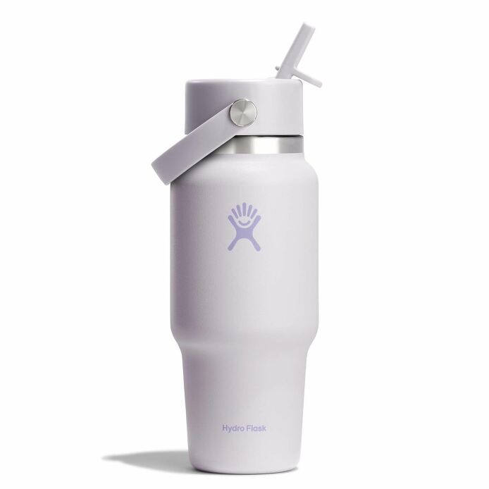 Une bouteille isotherme Hydro Flask à large goulot avec couvercle-paille de 24 oz, blanche, dotée d’une poignée de transport et d’un couvercle à paille rabattable, présentée sur un fond blanc uni.