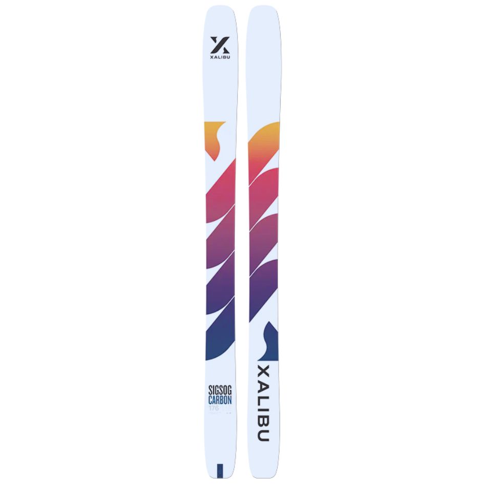 Paire de skis blancs avec un design dégradé en orange, rouge et violet. Le nom de la marque « XALIBU » est inscrit sur les deux skis, ainsi que le texte « SIGDOG CARBON ».