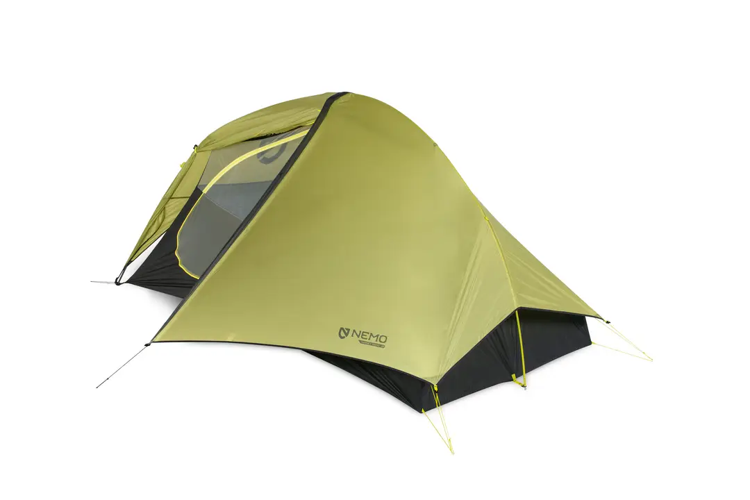 Une tente de camping vert clair pour deux personnes avec des bordures noires et jaunes, des fenêtres en filet et le logo NEMO imprimé sur le côté, installée sur un fond blanc uni.