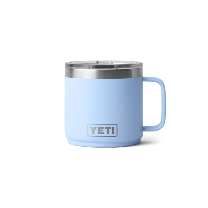 Une tasse à café TASSE EMPILABLE YETI RAMBLER 14 OZ bleu clair avec une poignée et un couvercle en acier inoxydable, représentée sur un fond blanc uni.