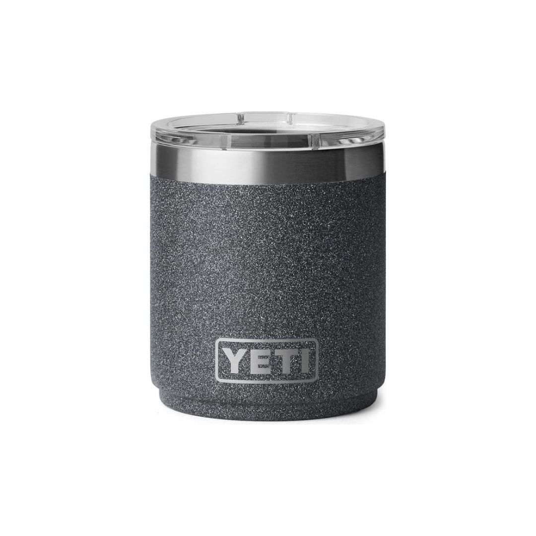 Un gobelet isotherme YETI gris, texturé, avec un couvercle en plastique transparent, sur fond blanc. Le logo YETI est visible sur le devant du gobelet.