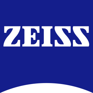 Le logo « ZEISS » blanc et audacieux est centré sur un fond bleu uni. Le texte est écrit dans une police de caractères stylisée distincte. La partie inférieure de l'image présente une forme noire incurvée, créant un contraste avec le fond bleu.